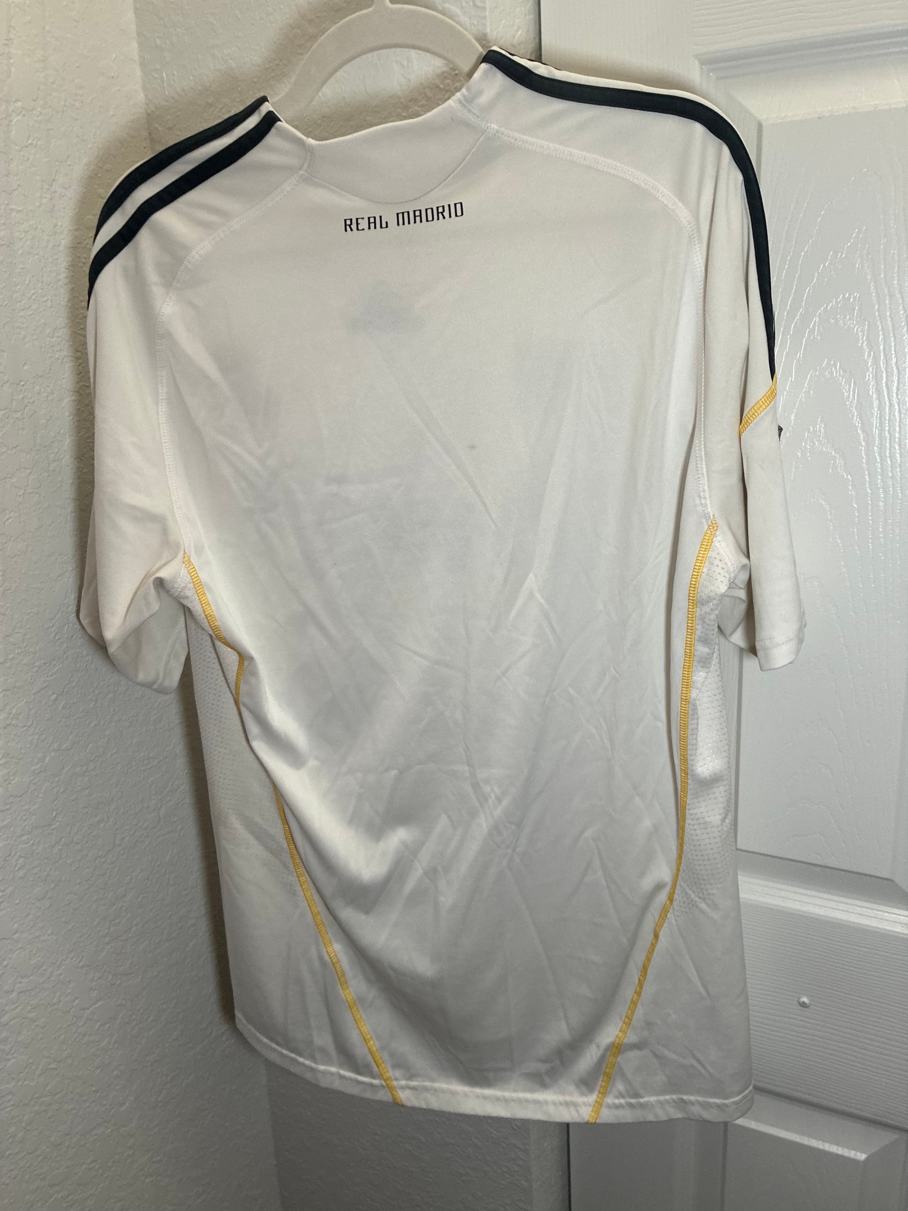 Real Madrid 2009/2010 home shirt held by @dio, back print