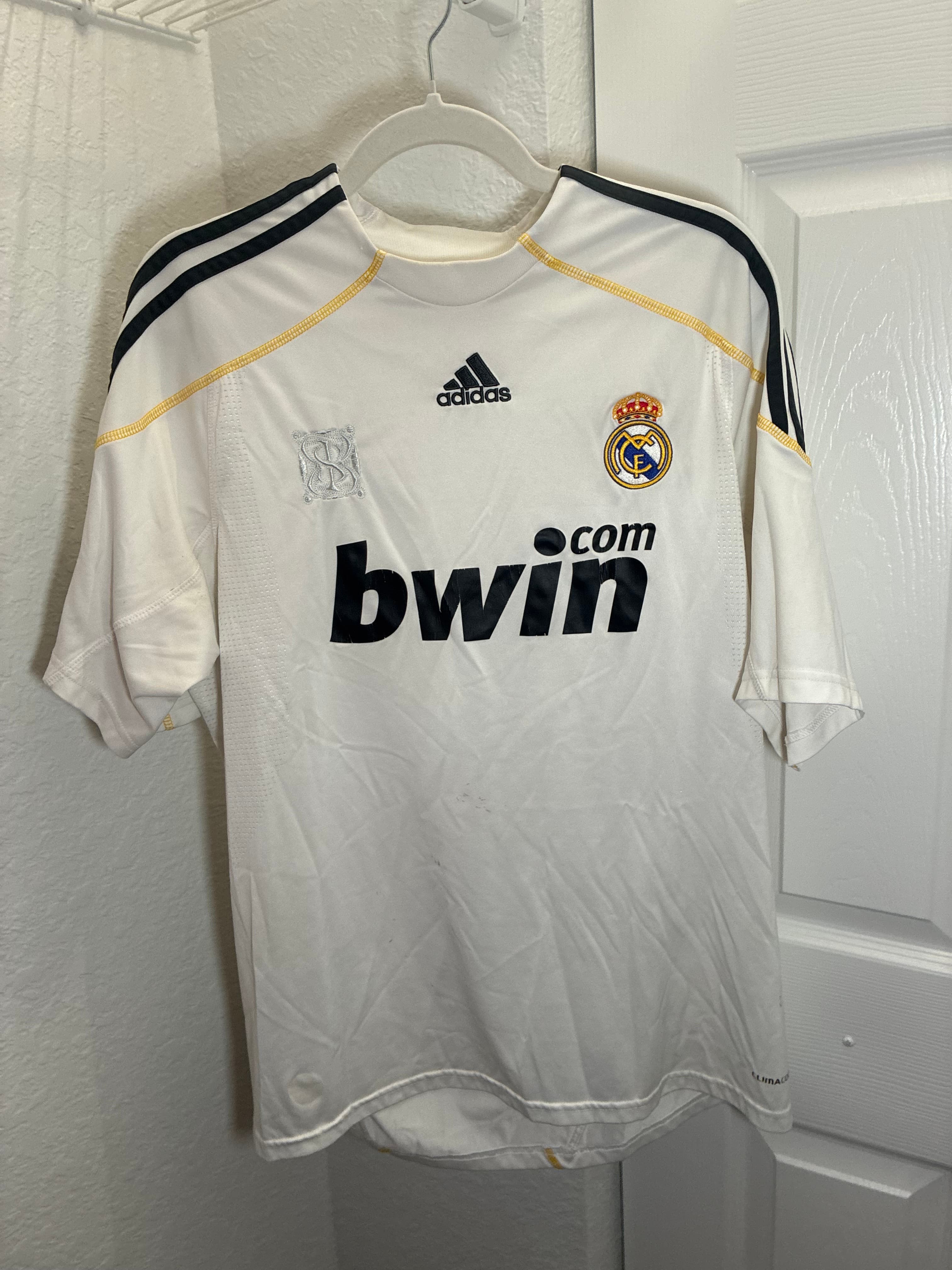 Real Madrid 2009/2010 home shirt held by @dio